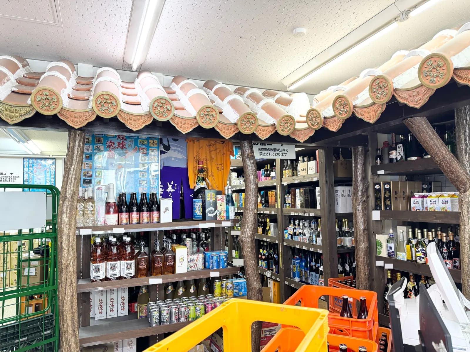 赤瓦の屋根の下に、泡盛・オリオンビールなど沖縄の酒類が並ぶ倉庫
