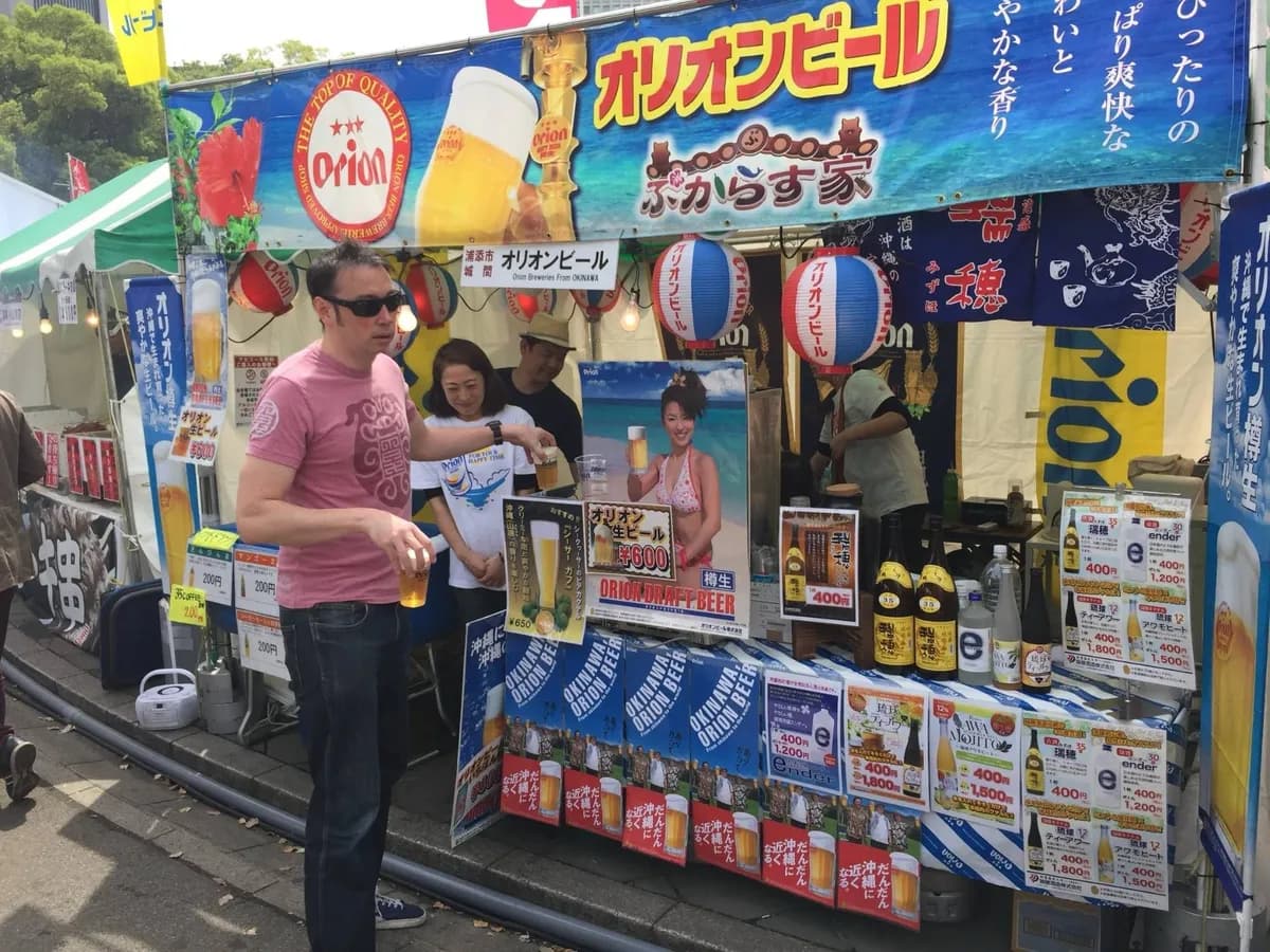 オリオンビールの生ビールと泡盛を出す催事のブース