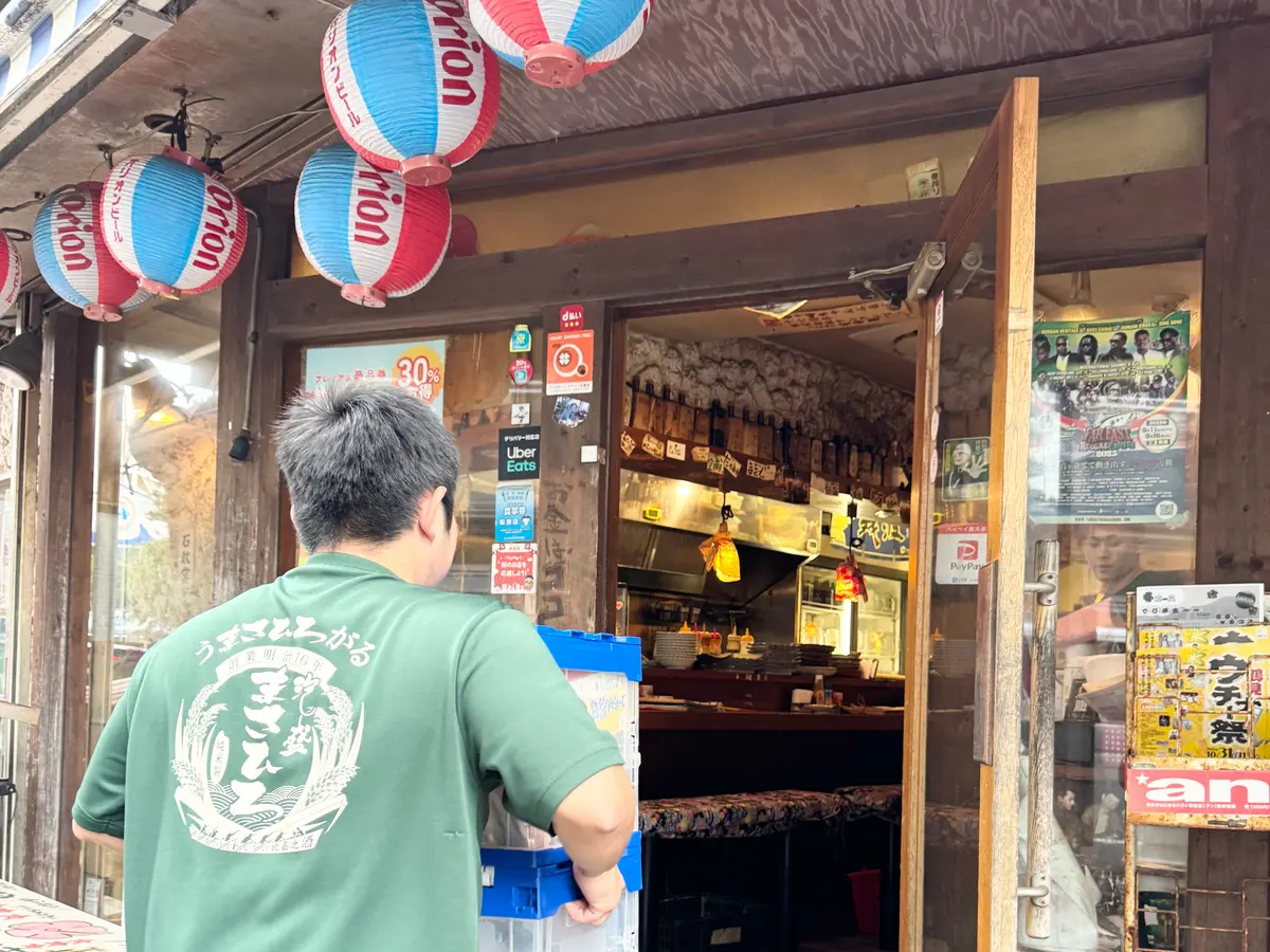 お店に商品を納品する配達スタッフ