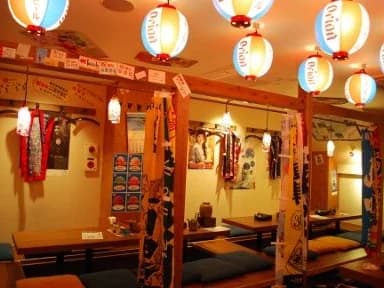 オリオンビールの提灯が並ぶ沖縄料理店の店内