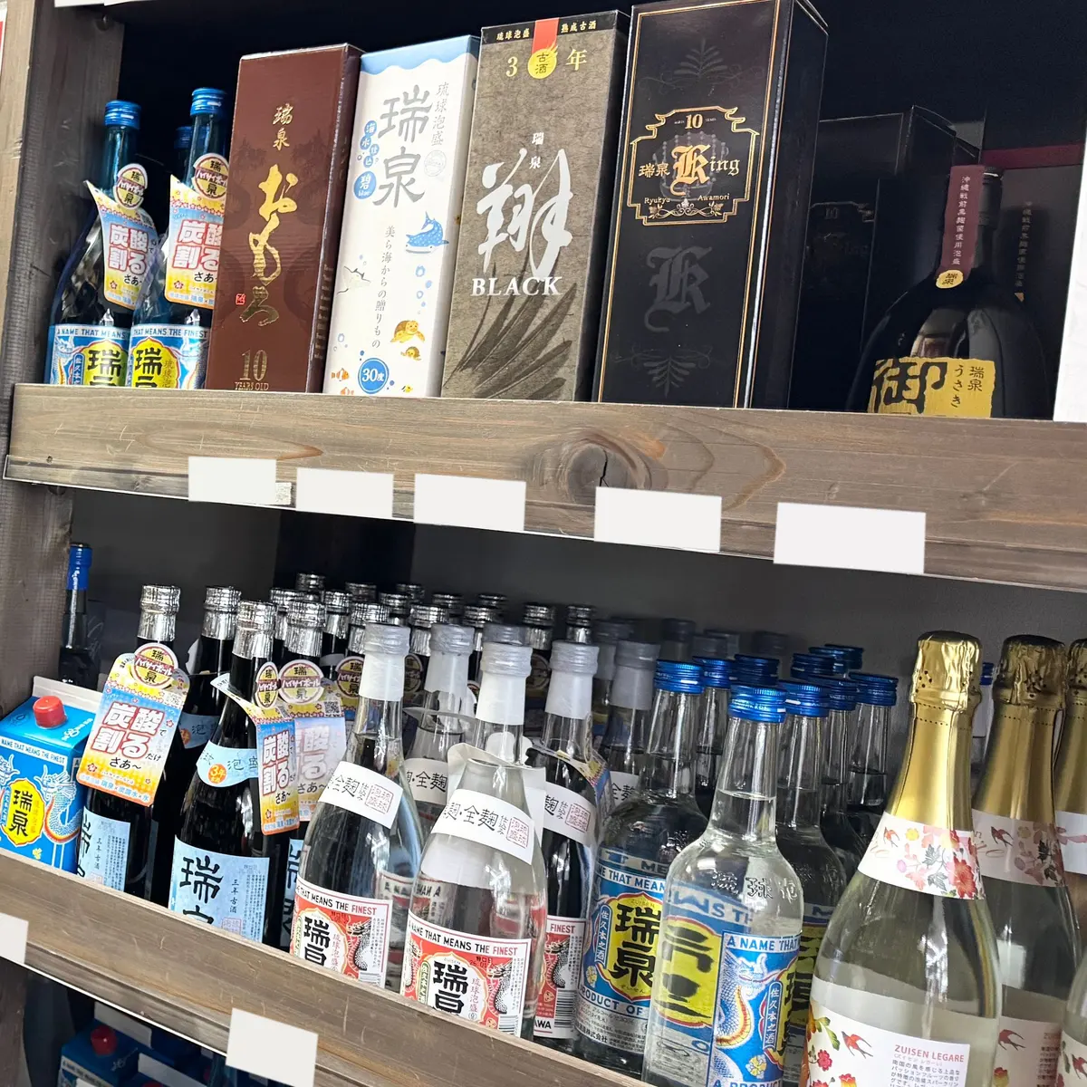 琉球エージェントの倉庫の棚に並ぶ泡盛