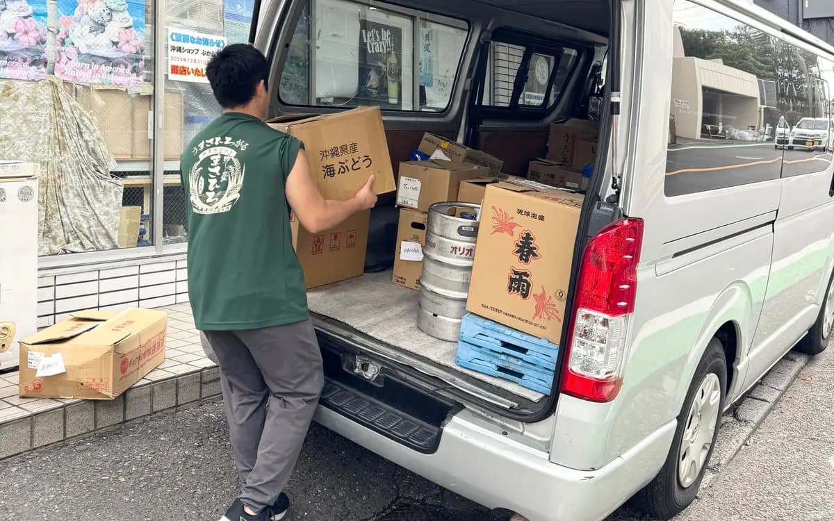 配送車に商品を積み込む渕上さん