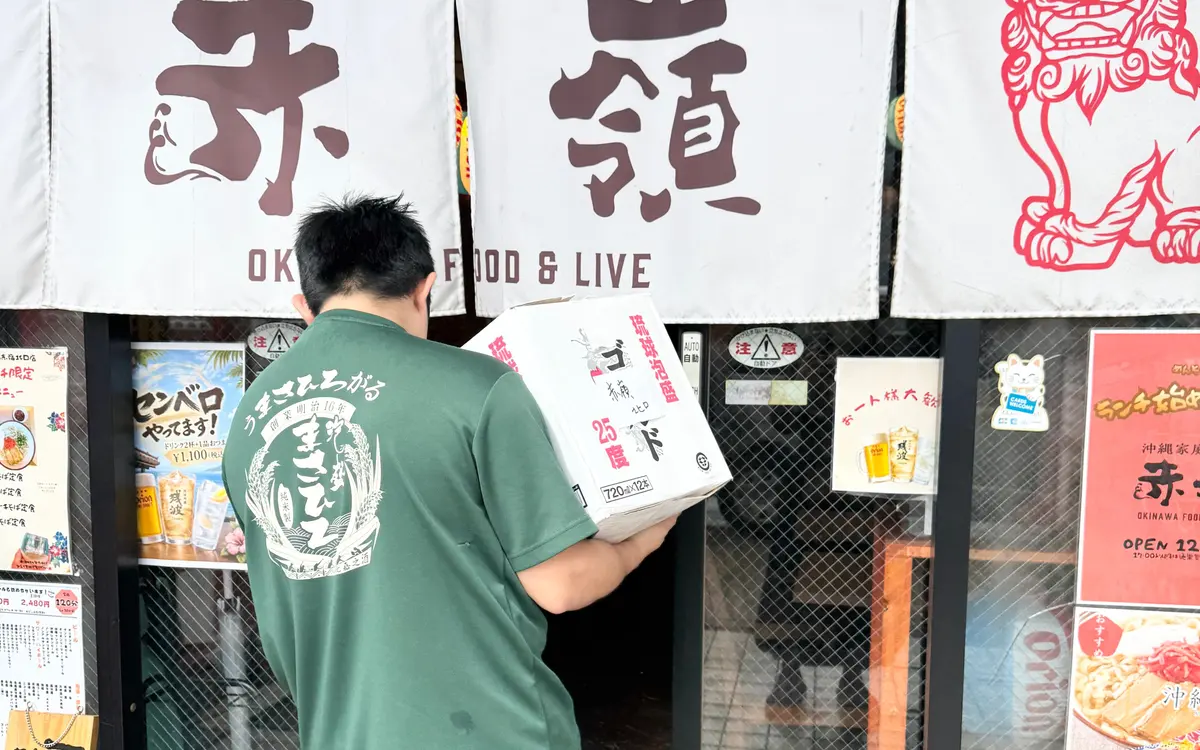 沖縄料理店に商品を届ける渕上さん