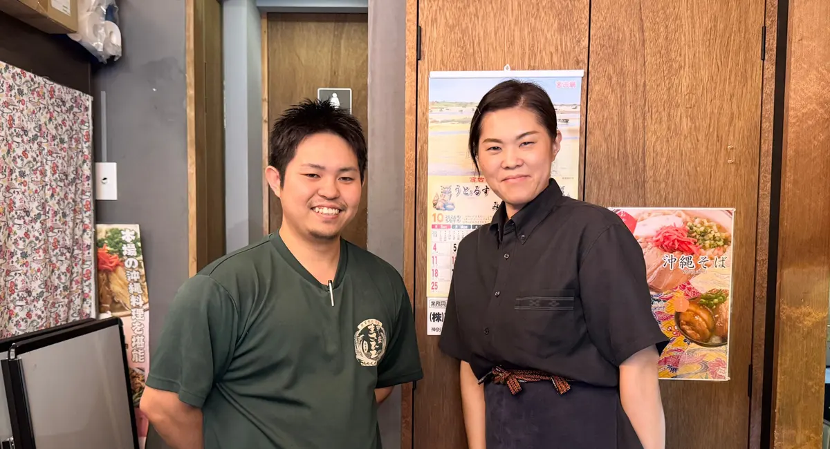赤嶺 北口店のお店の方と、琉球エージェントの配達スタッフ
