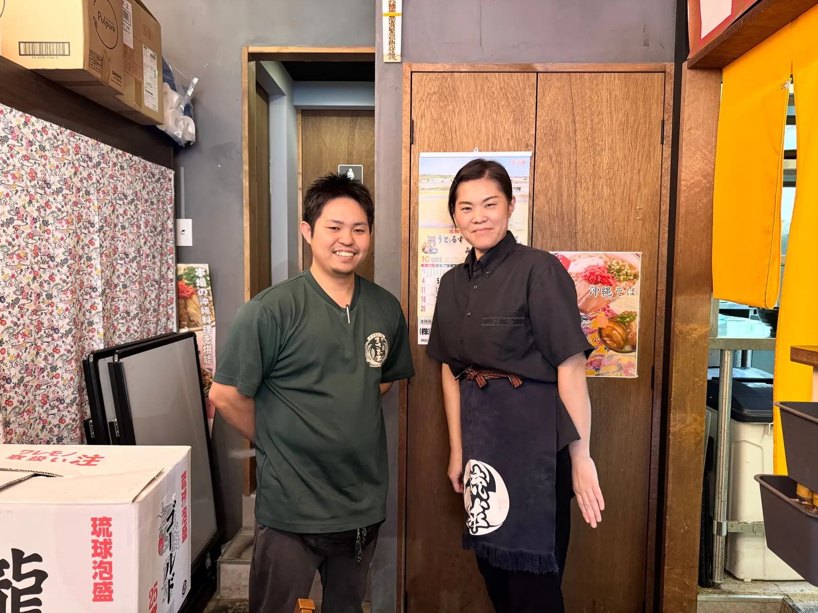 赤嶺 北口店のお店の方と、琉球エージェントの配達スタッフ
