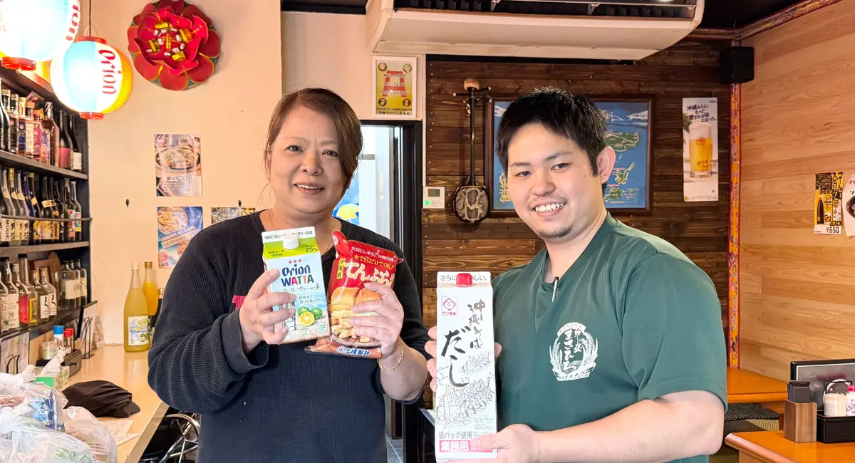 阿麻和利のお店の方と、琉球エージェントの配達スタッフ