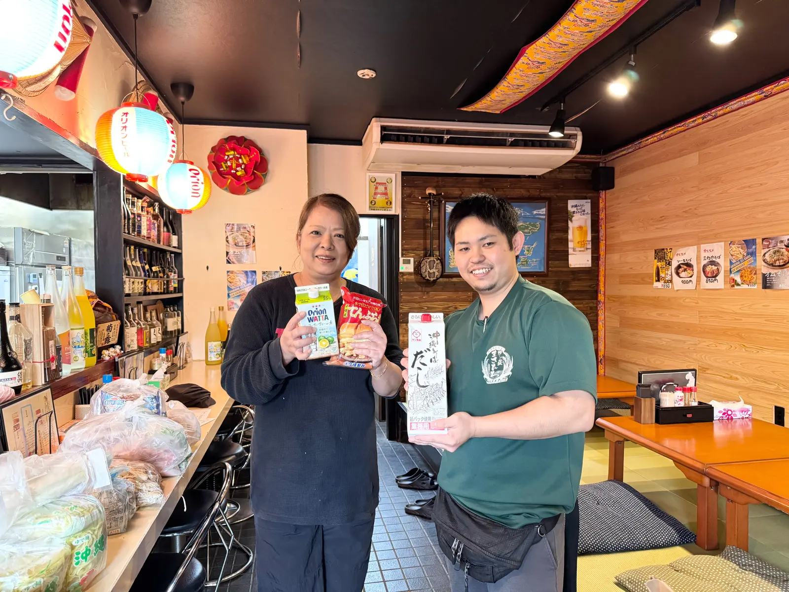 阿麻和利のお店の方と、琉球エージェントの配達スタッフ