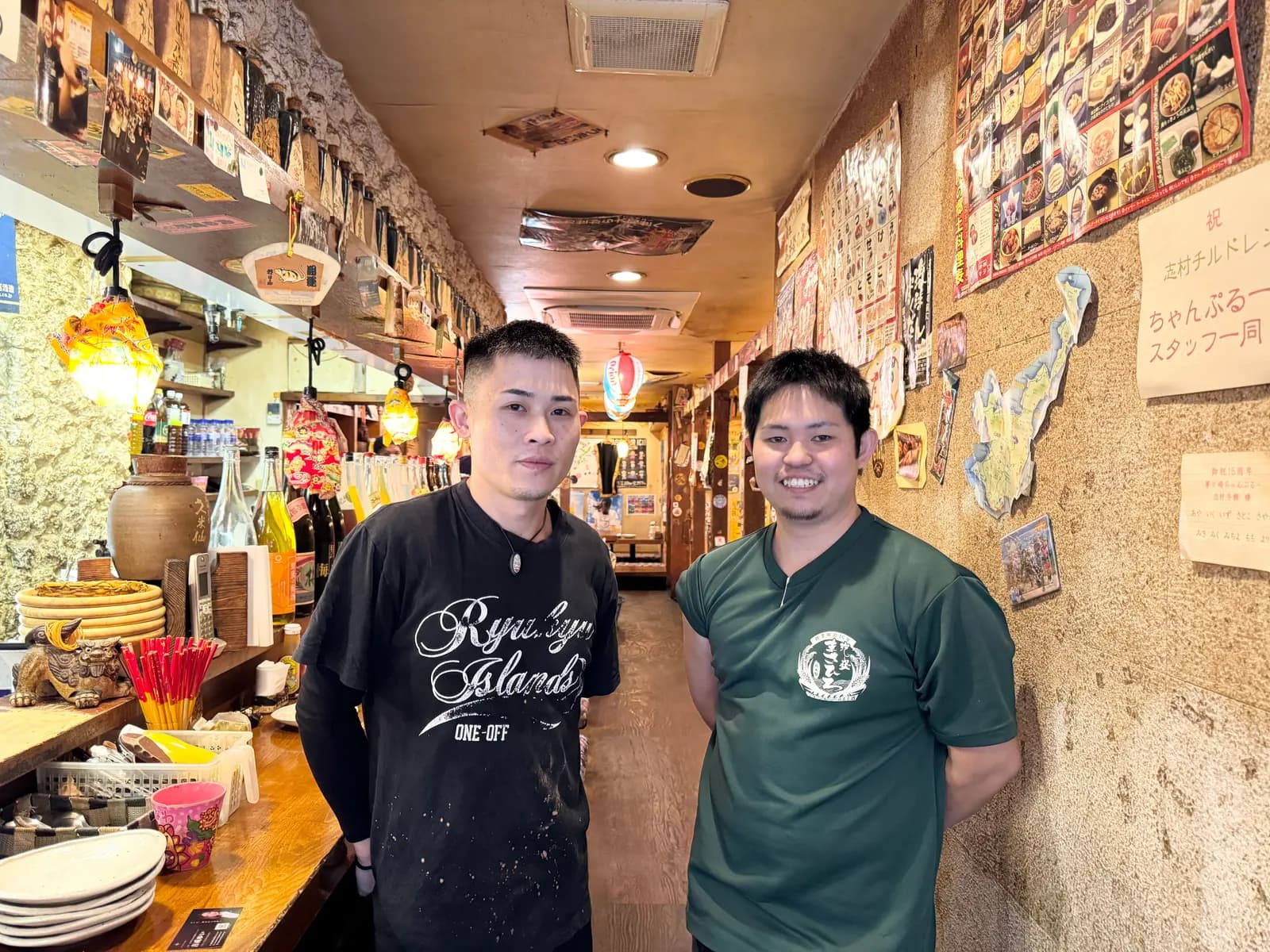 茅ヶ崎チャンプルーのお店の方と、琉球エージェントの配達スタッフ