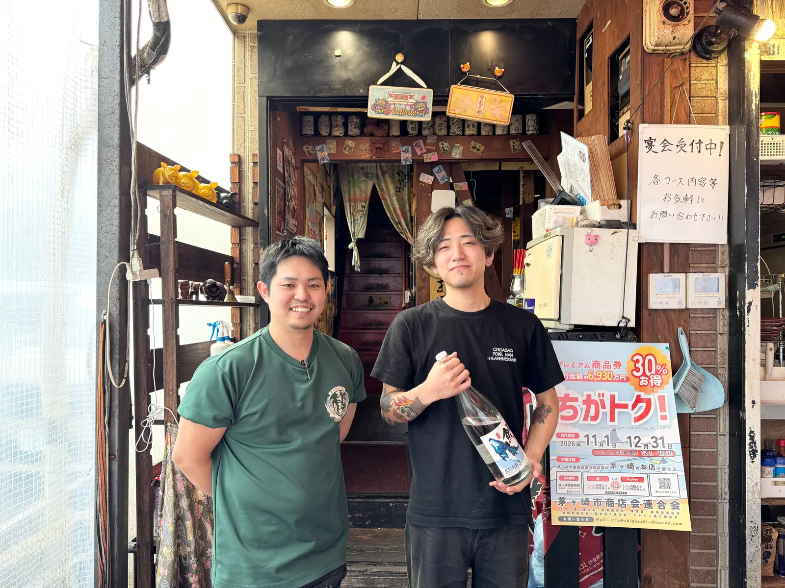 肉の王子様 ポークマンのお店の方と、琉球エージェントの配達スタッフ