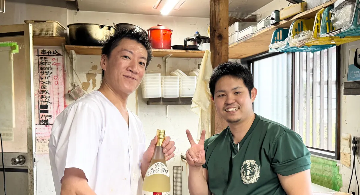 大衆食堂 鳥嶺のお店の方と、琉球エージェントの配達スタッフ