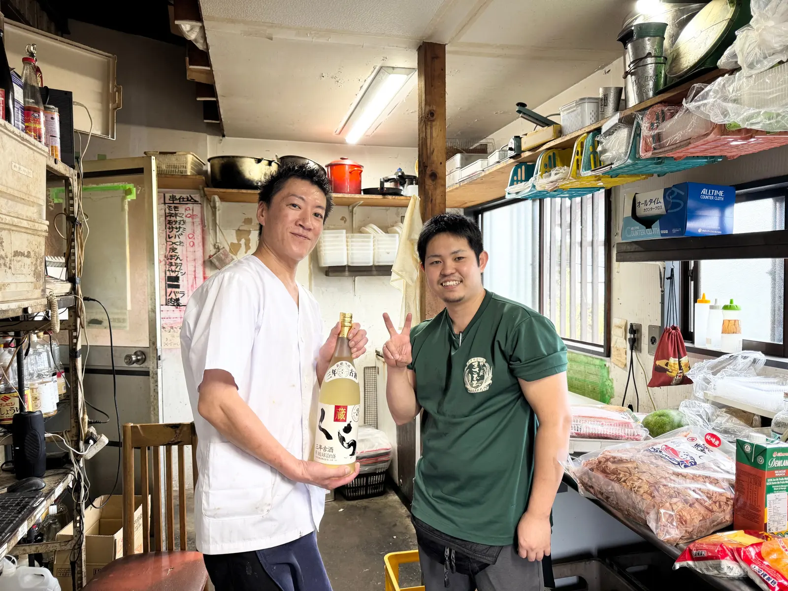 大衆食堂 鳥嶺のお店の方と、琉球エージェントの配達スタッフ